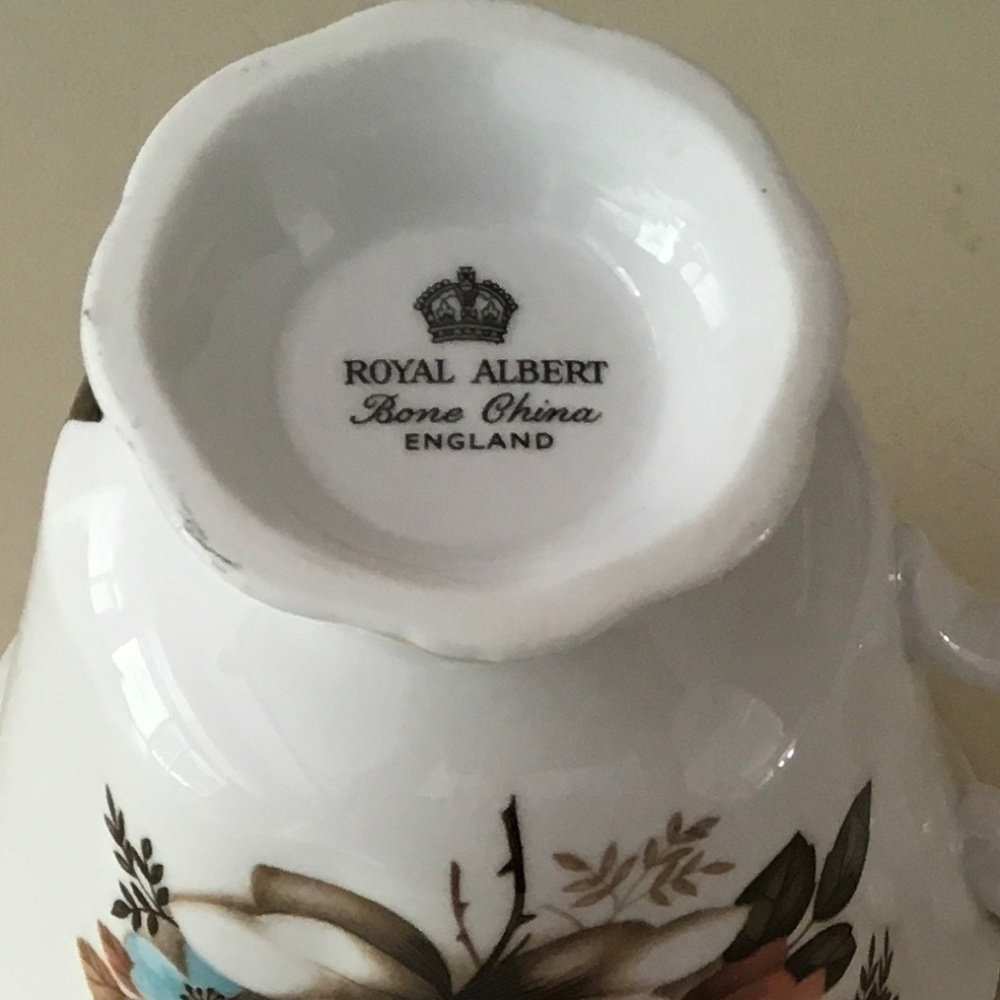 Rare vintage Royal Albert bone china tea cup with a floral design - Picture 6 of 6